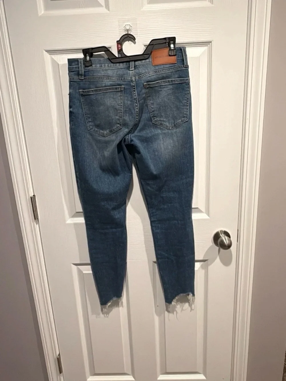 Lucky Brand Crop Ankle Jeans in Medium Blue with Frayed Hem 6/28